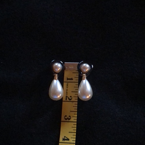 Vintage KJL faux pearl clip earrings w/black trim - Picture 4 of 5